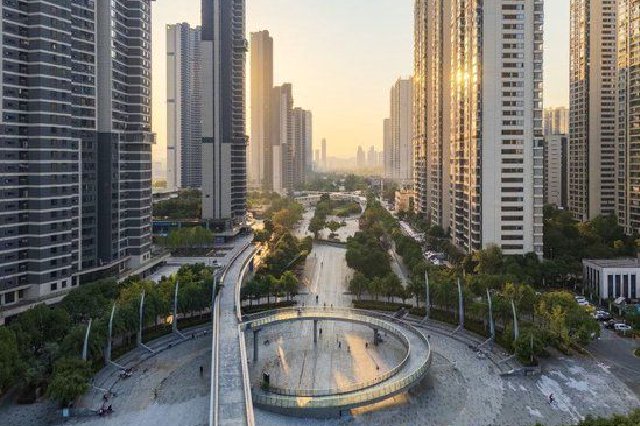 10月11日，不少市民游客在梅溪湖中轴线游玩。均为长沙晚报全媒体记者 郭雨滴 摄