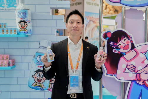 探索品牌年轻化,旺旺蔡旺庭在进博会展台跳o泡舞