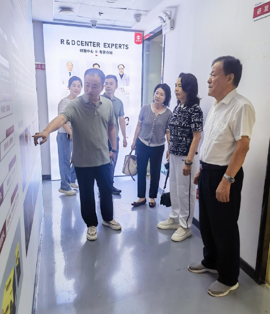 (武留信专家组一行参观谷医堂)