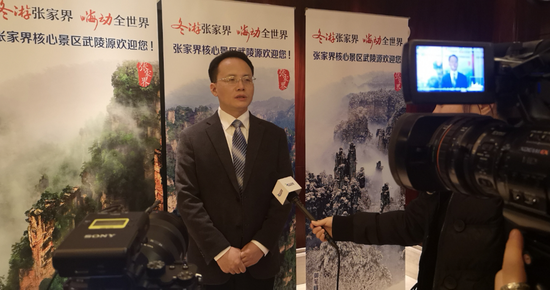 武陵源区委副书记,区人民政府区长郑小胡接受上海媒体专访.吴勇兵摄