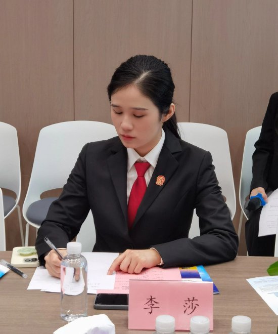 马栏山人民法庭李莎以发挥“枫桥经验” 服务“中国V谷”为主题,从法庭背景出发,细致的讲解了“枫桥式人民法庭”的含义、“枫桥式法庭”建设情况。并展望未来马栏山法庭将以数字赋能,与时俱进,完善最低成本、最少环节、最高效率的现代化人民法庭司法服务模式,打造马栏山法庭品牌。