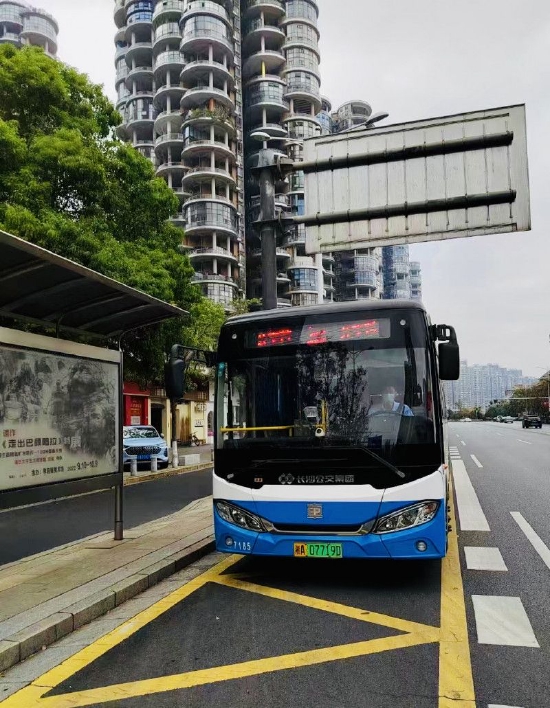 新增的283路公交车给沿线十余个小区2万居民"扫盲"添便利.