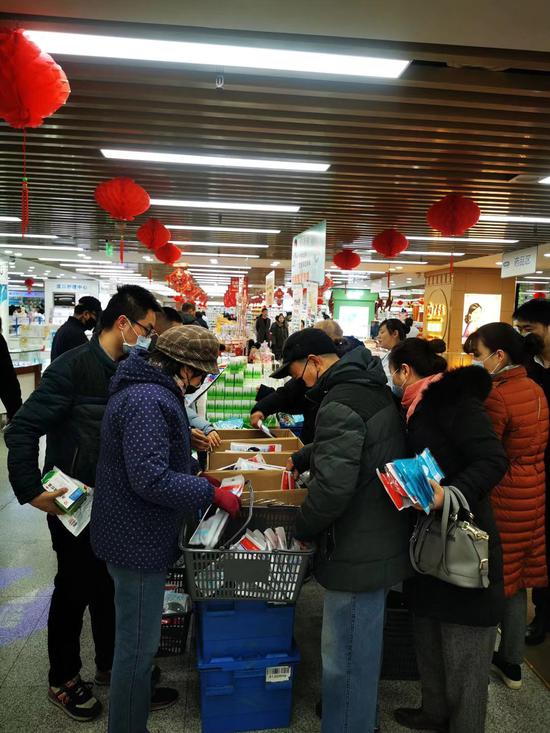 顾客在老百姓大药房门店排队购买相关药品