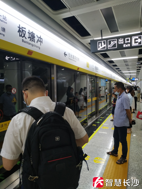 图为乘客在长沙地铁5号线板塘冲站等车(剑裘 摄)