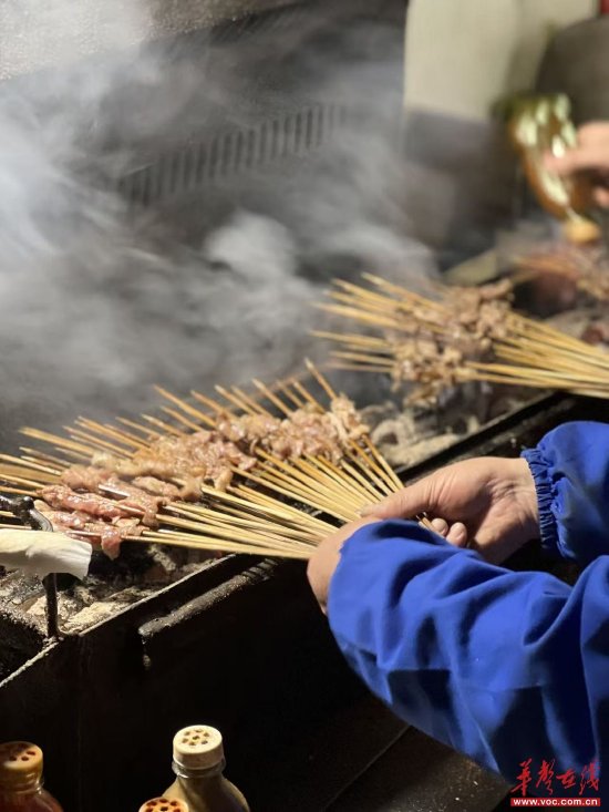 滋滋冒油的牛肉串(唐卓婧 摄)