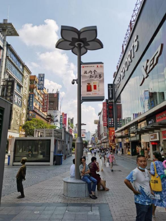 走在黄兴南路商业步行街,随处可见的路灯杆看似不起眼,实际却有大用处