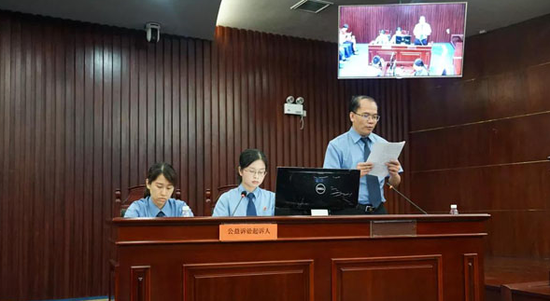 长沙市人民检察院指派副检察长祝珍明(右一)与两名检察员出庭