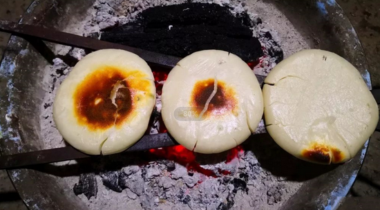 煨红薯,烤糍粑,围炉讲古,煮茶温酒……芙蓉古镇的冬夜太暖了!