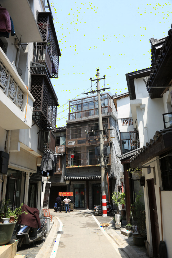 该项目于2018年8月启动建设,包括"道冠古今"牌坊,梅公馆,泉嘶井等多处