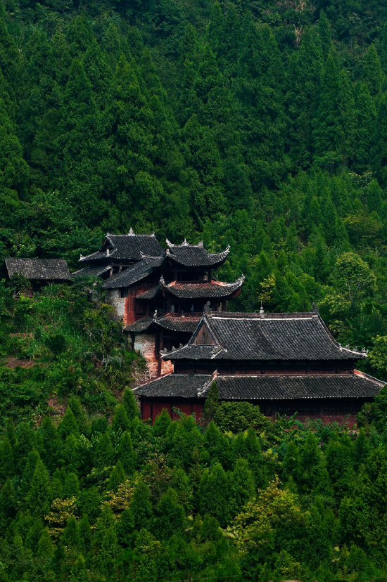 日看云海翻涌暮赏绚丽云霞,夜观繁星漫天在老司城"万马归朝"山顶露营
