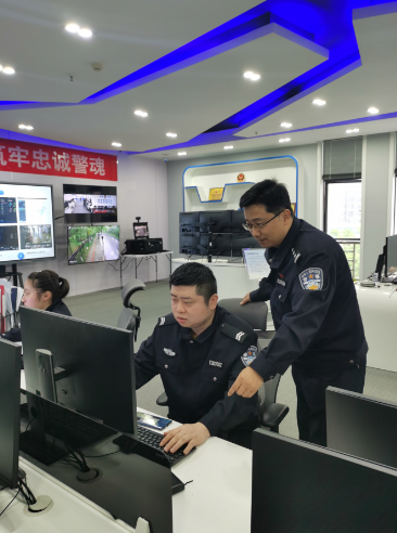 在离开荷塘分局后,他又先后在网络与行动技术支队,刑侦支队,图像侦查