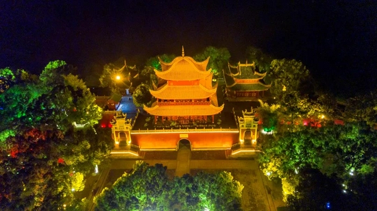 从6月开始到8月底,岳阳楼夜景亮化提质升级工作,新增加的雾森系统