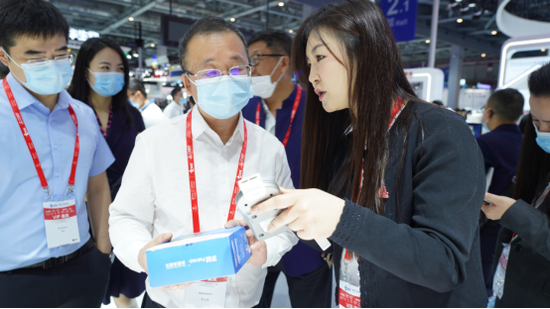 一(右)为湖南省商务厅副厅长李心球(中)介绍三诺系列慢病便携检测产品