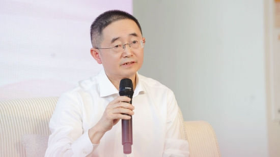 湖南出版投资控股集团党委书记,董事长,中南传媒董事长彭玻答记者问.