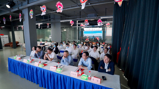 调研组一行在新浪湖南5G融媒体中心听取新浪舆情通产品