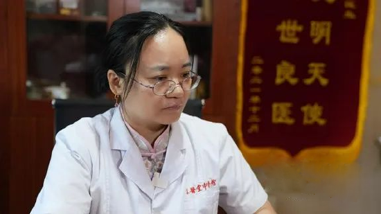 王娟医生在坐诊。