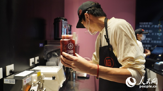 “楂堆”工作人员正在制作饮品。人民网记者 吴茜薇摄