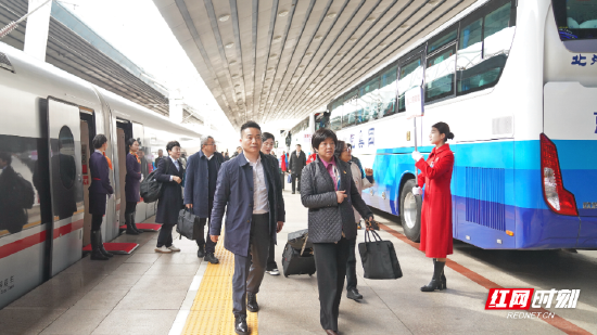在湘全国人大代表抵达北京。