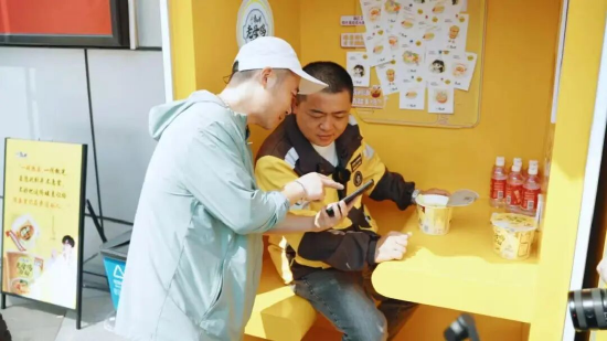 骑手在“1㎡暖心面馆”用餐