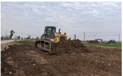 　　农户正在进行机械插秧作业 摄影 何籽浩