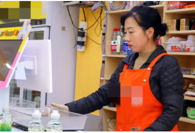 　　郭飞宏正在为顾客结账 &nbsp;摄影 李媛