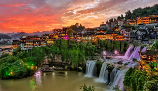 "挂在瀑布上的千年古镇"芙蓉镇