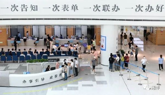 常德市市民中心，市民来到“一件事一次办”窗口办理不动产业务。湖南日报全媒体记者 田超 摄
