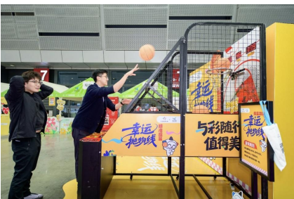 观展市民现场参与体彩互动游戏