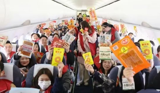 ▲平江首届中国（平江）辣味休闲食品商贸展包专机赴蓉