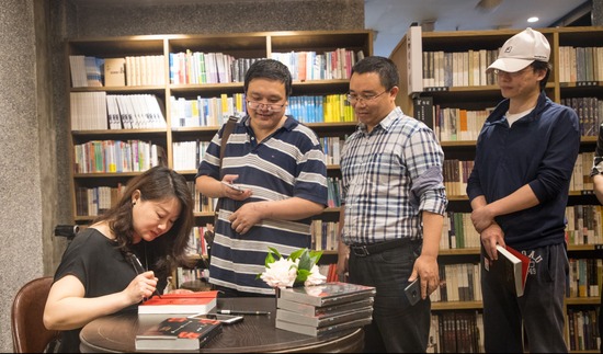 致敬最美逆行第一信号书籍分享会在止间书店举行