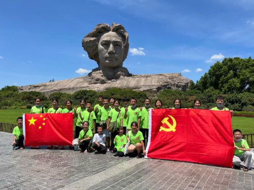 佳妮老师与大山留守孩子们在橘园洲合影