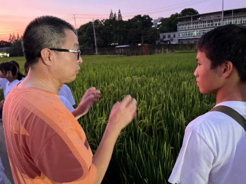 赵炳然老师（袁院士的学生）在为孩子讲解水稻的生长习性