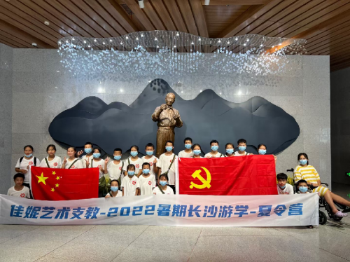 佳妮老师与大山留守孩子们在隆平水稻博物馆合影