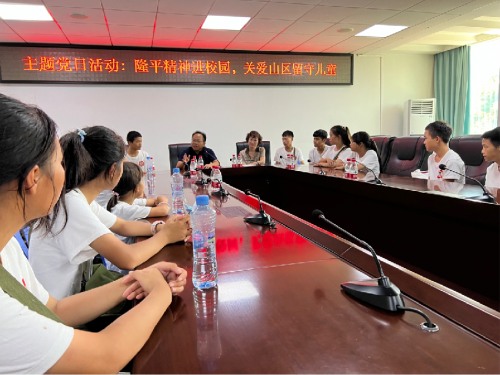 吴朝晖老师和辛业芸老师在分享会上为孩子们讲解袁爷爷事迹