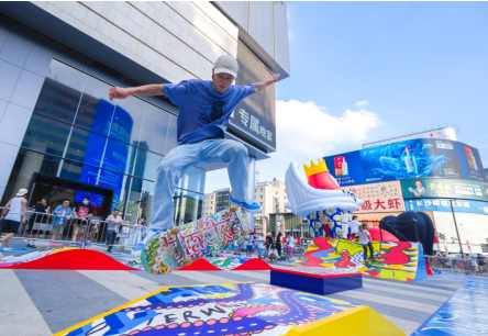 [星城滑板爱好者齐聚"龙虾滑板公园",长沙 ifs 西南广场]