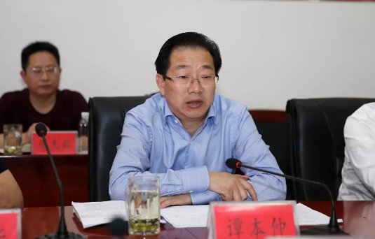 常德市人大常委会副主任,石门县委书记谭本仲汇报了石门县脱贫攻坚