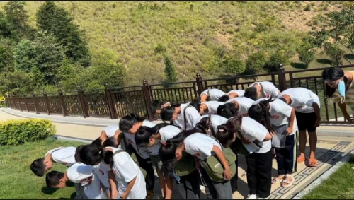 佳妮老师与孩子们向袁爷爷鞠躬致敬