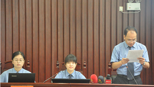 长沙市人民检察院副检察长祝珍明(右一)等检察官以公益诉讼起诉人身份