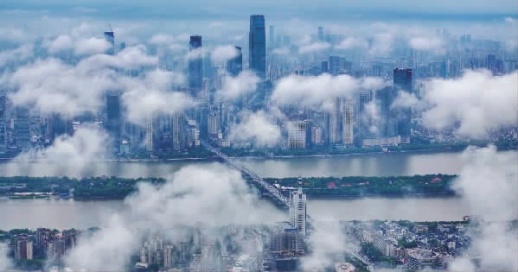 夏天的雨来得快也去得快,5月8日下午,雨后的长沙城区云雾缭绕,远山、湘江与楼宇在云雾中若隐若现,朦胧而梦幻。