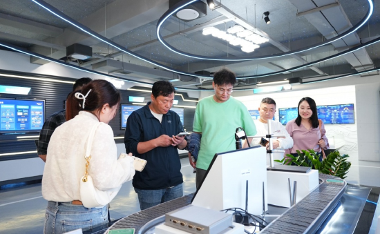 (大V们在参观参观拓维信息展厅)