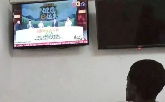 加纳当地人民在观看节目。