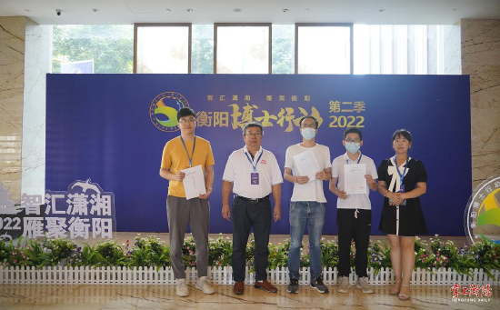▲耒阳焱鑫有色金属有限公司和签订意向书的博士合影 周围摄