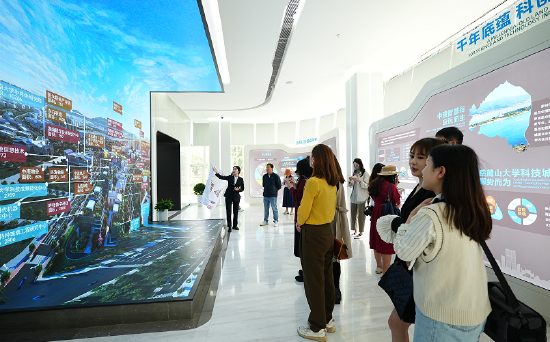 (大V们在参观中建智慧谷)