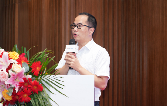 超聚变湖南代表处交付与服务部长 张超华讲解“超聚变合作伙伴服务政策”