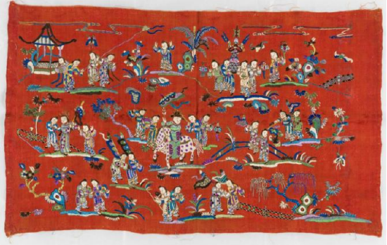 【清 红绸绣“状元郎打马游街”门檐】纵31厘米,横50厘米 ,长沙博物馆藏。 说明:红色锦缎中心绣状元郎骑白马,鸣鼓开道,随从前呼后拥,有的抬着插有三戟的宝瓶,有的扛幡旗、举灯笼、抬葫芦、放风筝,有的抱石榴、佛手与寿桃,喜气洋洋,童真朴拙,表达了人们祈求子孙满堂且能科举及第、光宗耀祖的美好愿望。