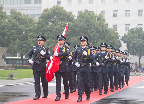 威严,迈着整齐的步伐入场;参加升旗仪式的全体民警,辅警着装整齐,面向