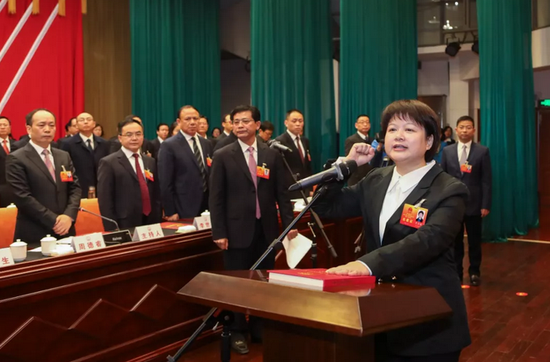 罗翠林面对宪法庄严宣誓