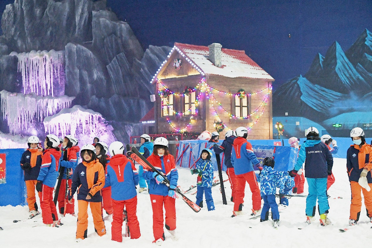 雪世界将启动"热雪燃冰冬令营",滑雪学校专为青少年开设小熊营和竞技
