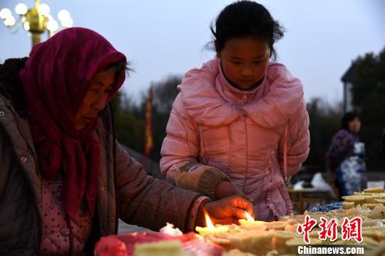 女孩在长辈的指导下,学习面灯技艺。 朱志庚 摄