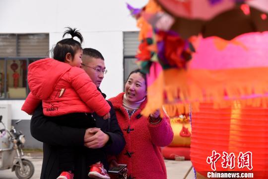 民众举家前来马庄观赏元宵花灯。 朱志庚 摄